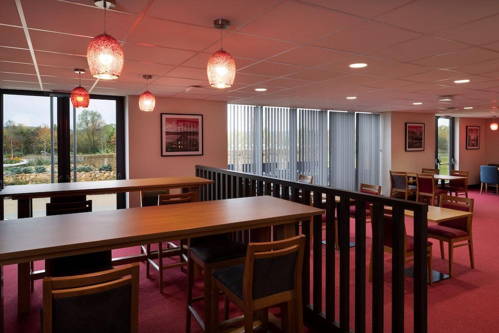 Hotel Ramada By Wyndham Leeds East Exteriér fotografie